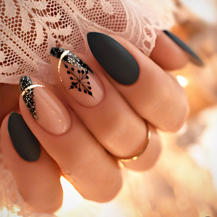 Künstlerisches Mattes Press-On-Nagelset mit einzigartigen floralen Mustern Karnz