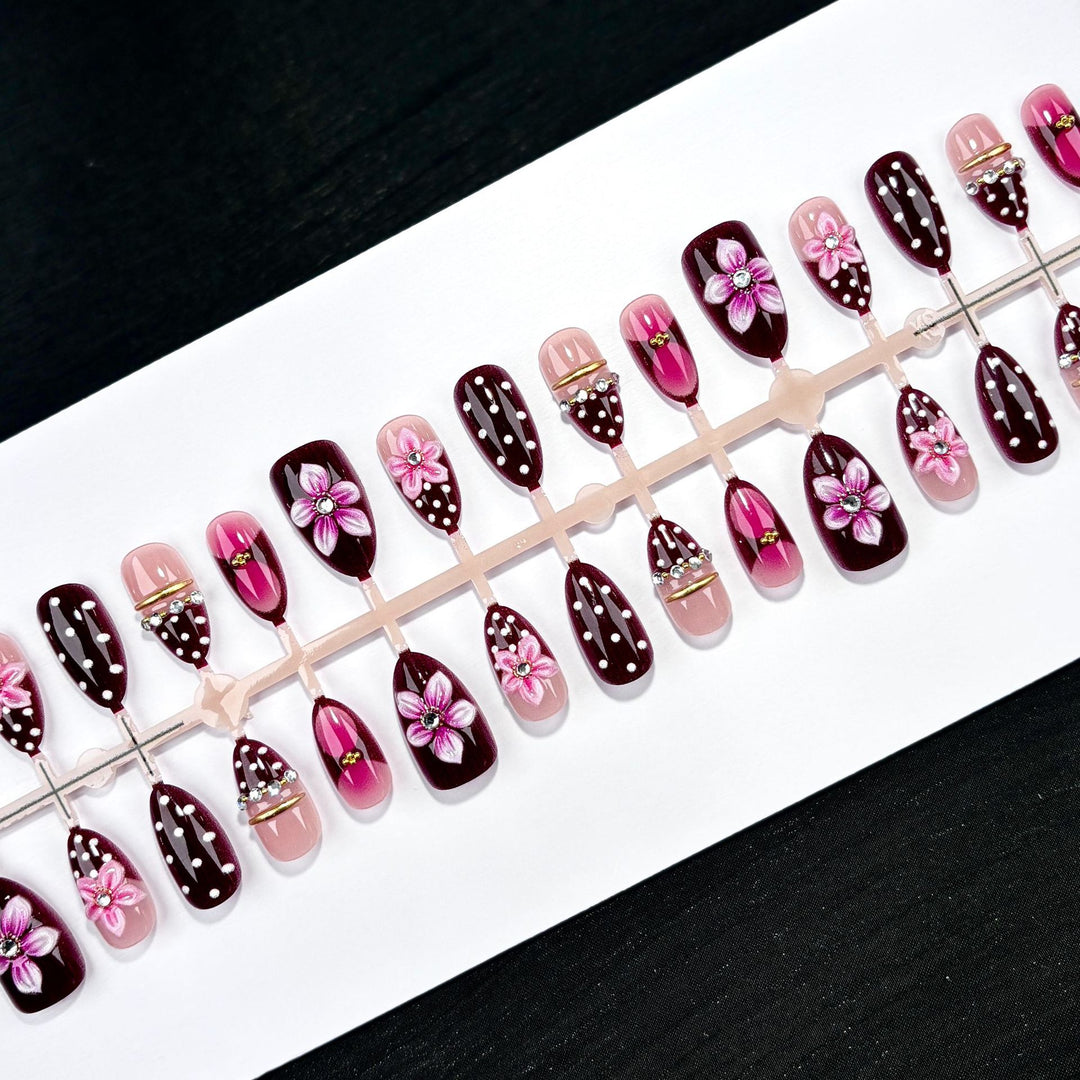 Dekoratives Press-On Nagelkunstset mit floralen Akzenten 1790746306