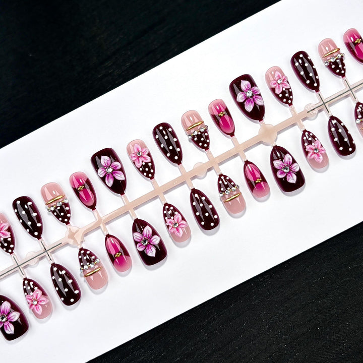 Dekoratives Press-On Nagelkunstset mit floralen Akzenten 1790746306