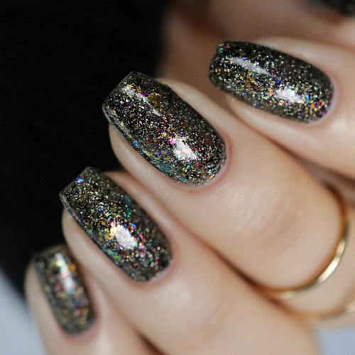 Glänzende Kunstnägel mit funkelndem Glitter Karnz