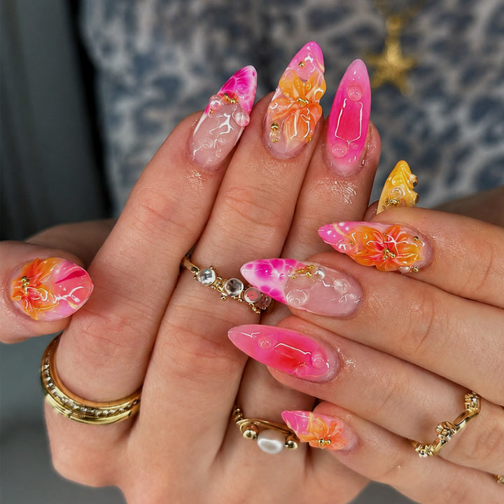 Kunstnagelset mit floralen Designs und eleganten Verzierungen Karnz
