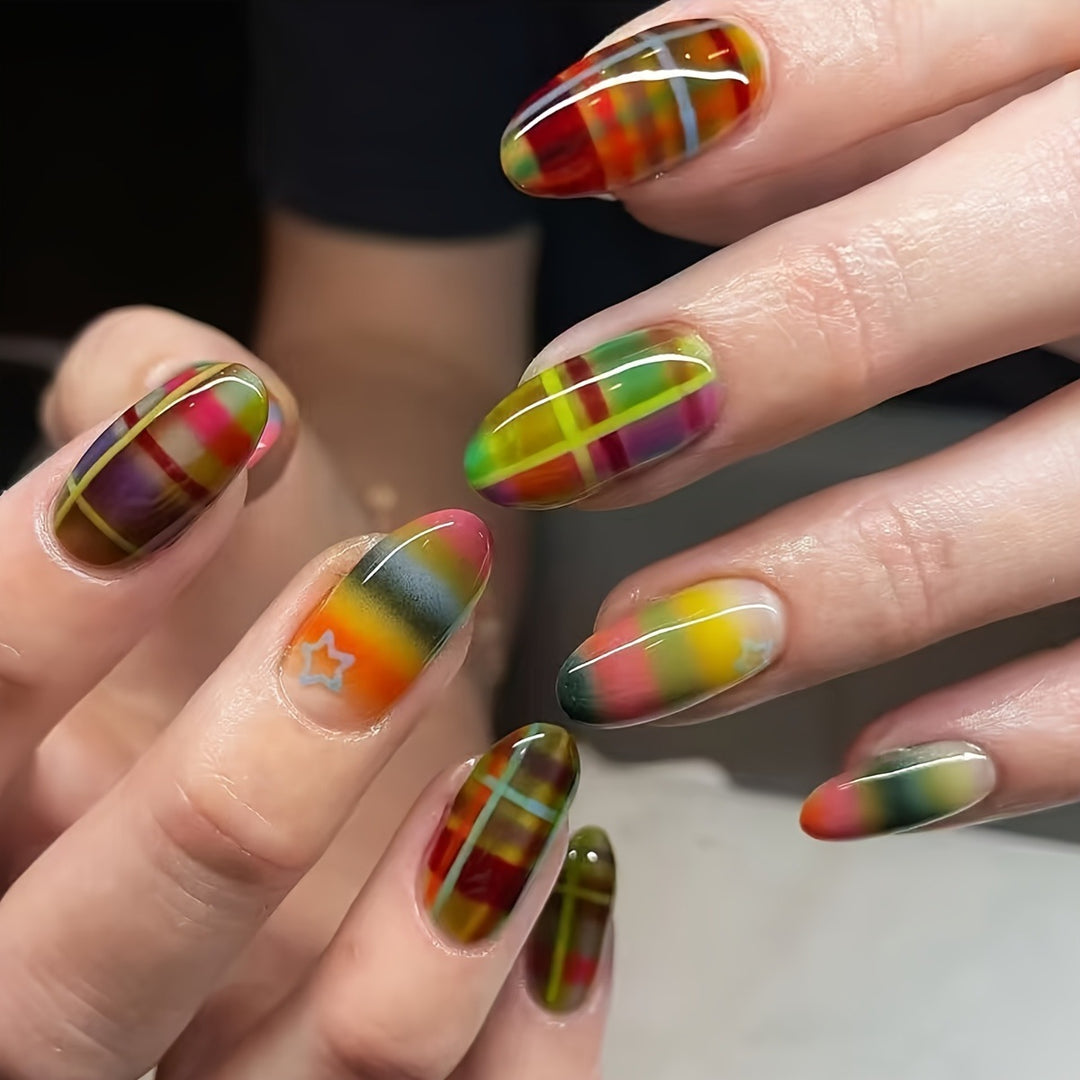 Kreative Kunstnägel mit Auffälligem Plaid-Muster Karnz