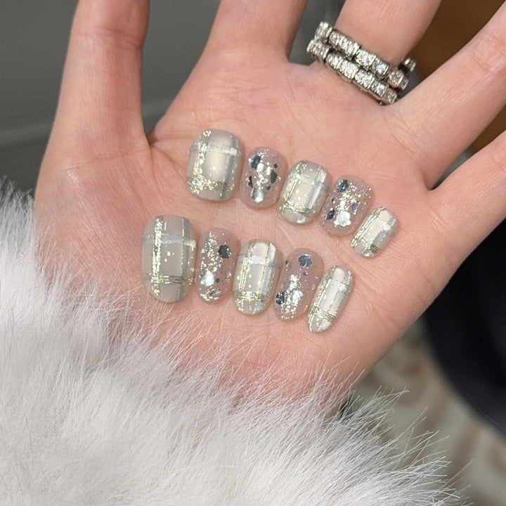 Glamouröse Kunstnagelspitzen mit Metallic-Detail Karnz
