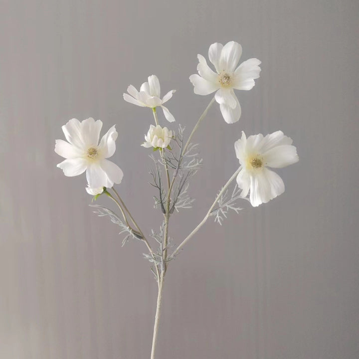 Lebensechte Cosmos-Blume Stiel