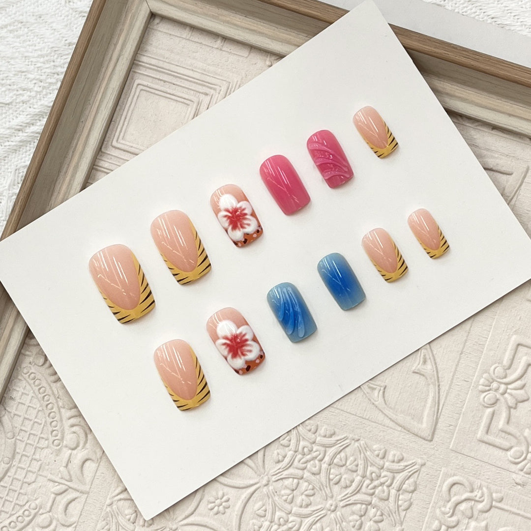 Künstlerisches Press-On-Nagelset mit floralen und Wellenmotiven Karnz