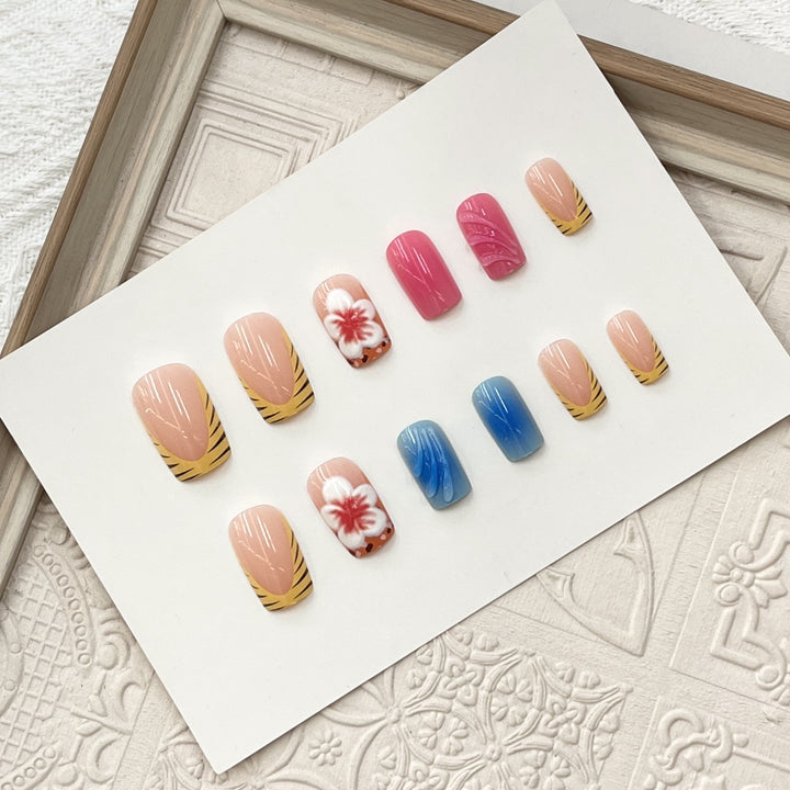 Künstlerisches Press-On-Nagelset mit floralen und Wellenmotiven Karnz