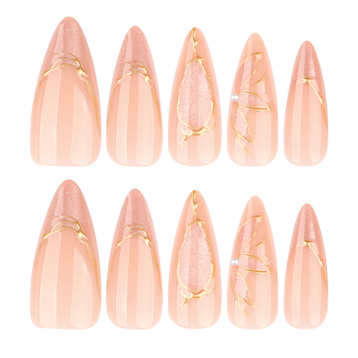 Kunstvolle Stiletto-Nägel mit Goldakzenten Karnz