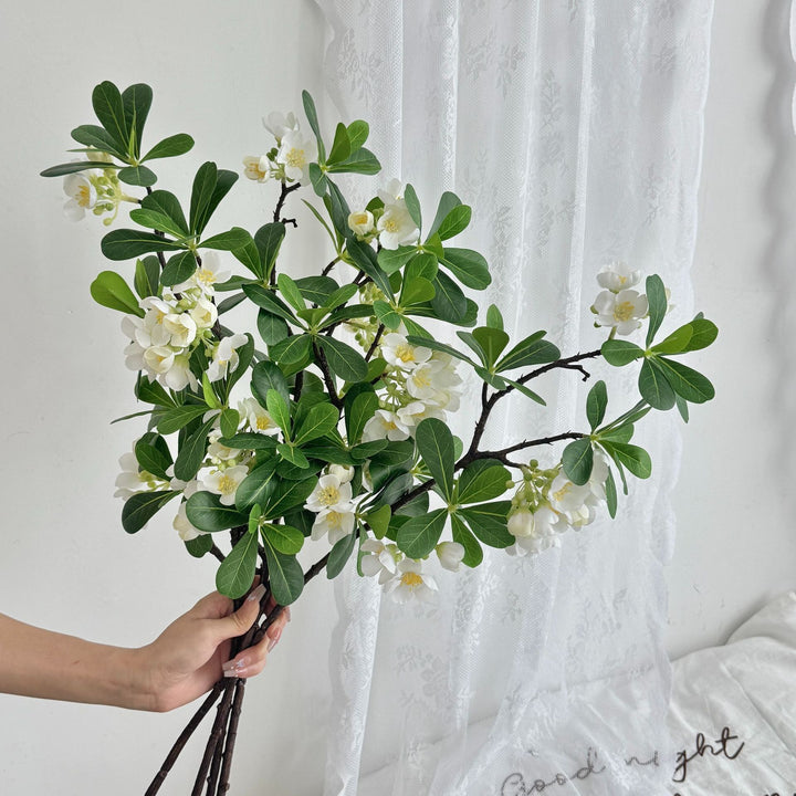 Künstlicher Blütenzweig mit feinen rosa Blüten und lebendigen Blättern Karnz