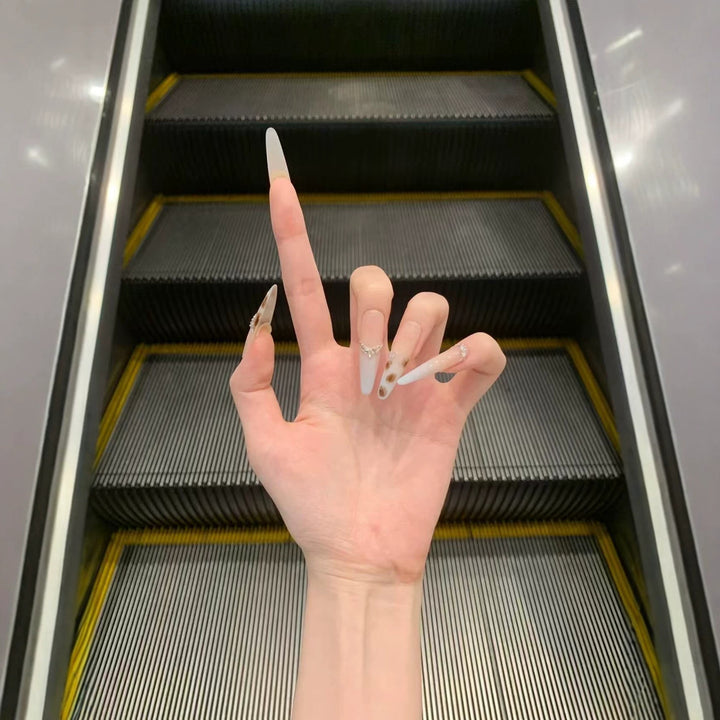 Dekorative Stiletto Press-On Nagelverzierungen