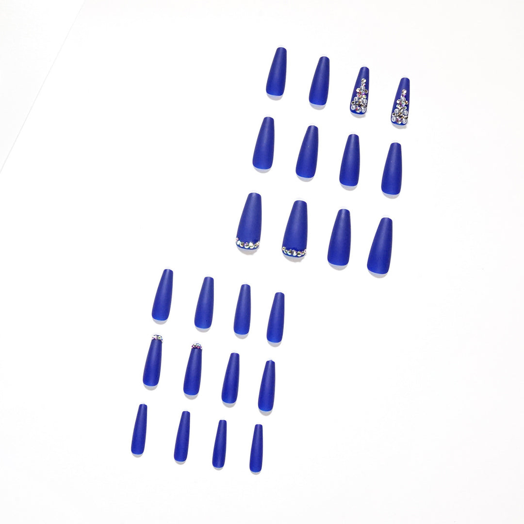 Nagelverlängerungen mit eleganten Strassverzierungen Karnz