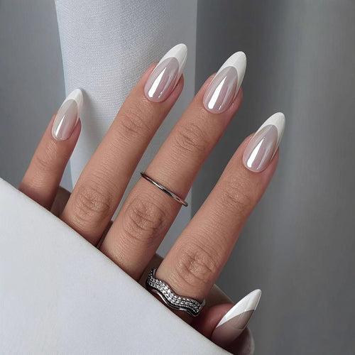 Kunstnägel Im Eleganten French-Tip-Design Karnz