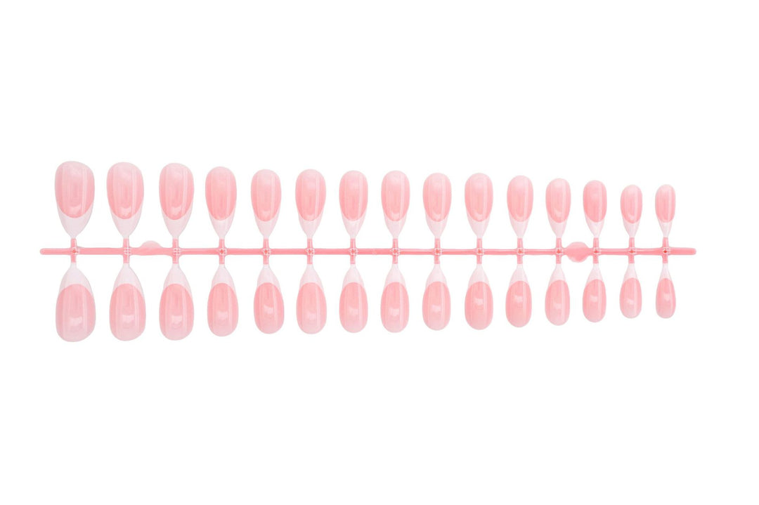 Kunstnägel mit elegantem French-Tip Karnz