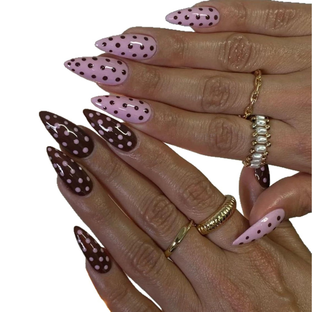 Künstlerische Polka Dot Nagelverzierungen Karnz
