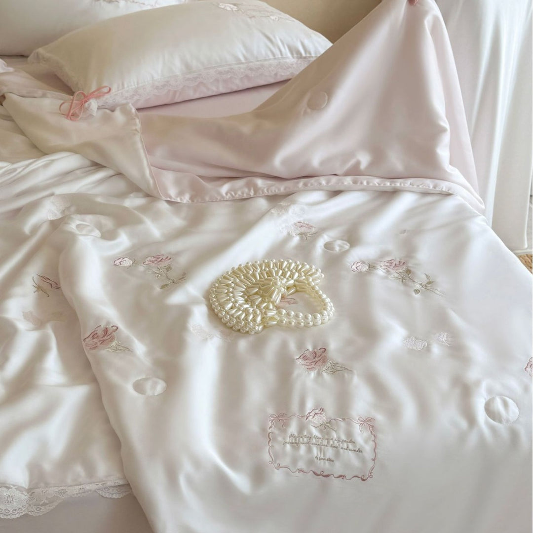 Elegantes Satin-Bettwäsche-Set mit zarter Rosenstickerei, Spitzenkante und Zierschleifen