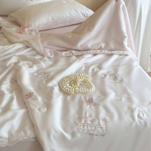 Elegantes Satin-Bettwäsche-Set mit zarter Rosenstickerei, Spitzenkante und Zierschleifen