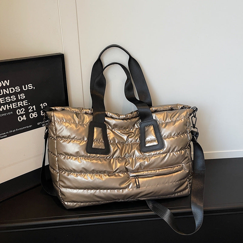Isolierte Mode-Reise-Tasche