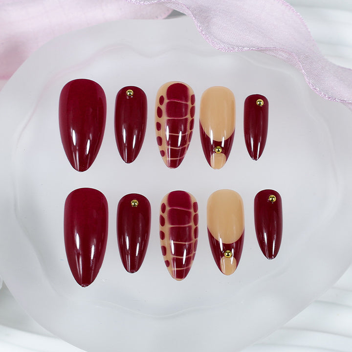 Kunstnagelset mit eleganten goldenen Akzenten und trendigem Design Karnz