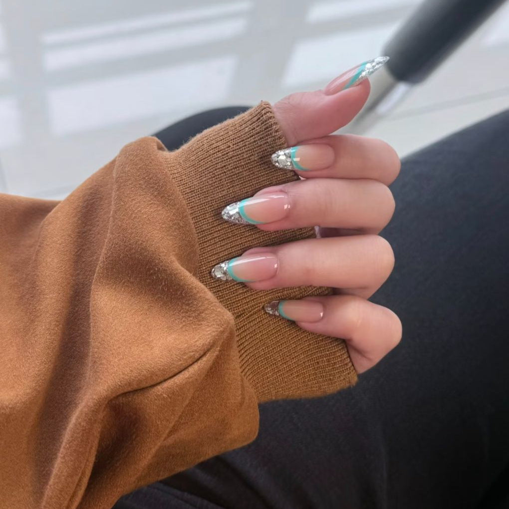 Glamouröse French Tip Nagelverzierungen
