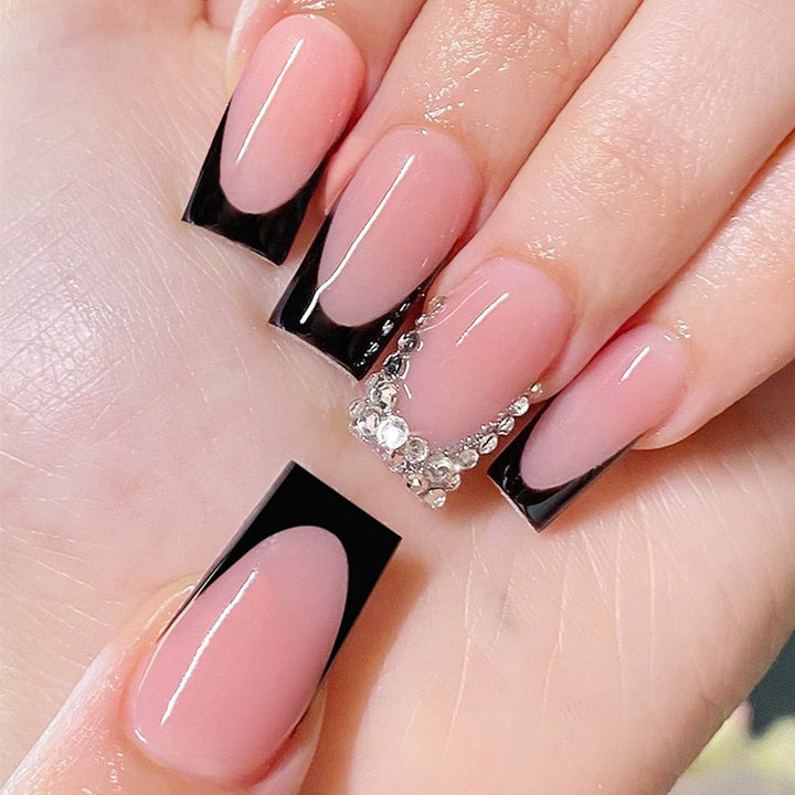 Kunstnagelset mit luxuriösem French Design und funkelnden Strassverzierungen Karnz