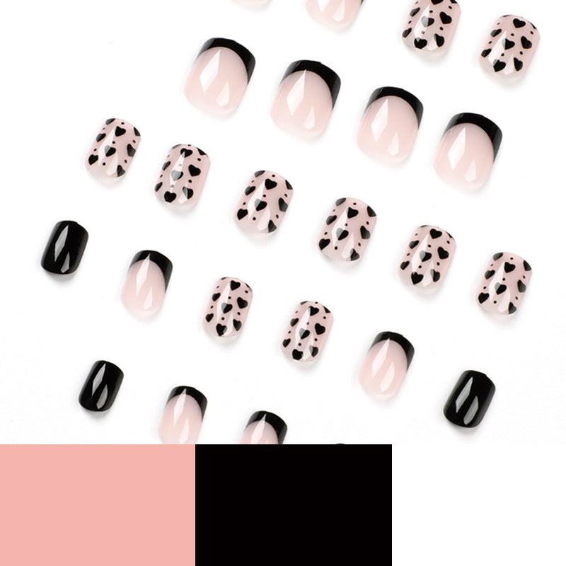 Kreative Nagelkunst mit Herzmotiven Karnz