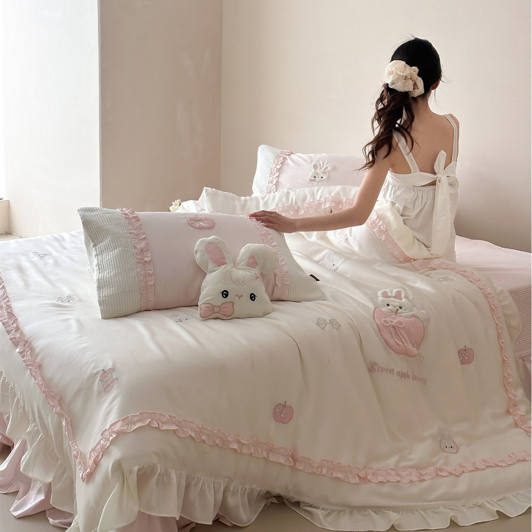 Rüschensatin-gefühlt Bunny Applikation Wendebettbezug Set mit dekorativem Euro-Kissenbezug und plüschigem Akzentkissen
