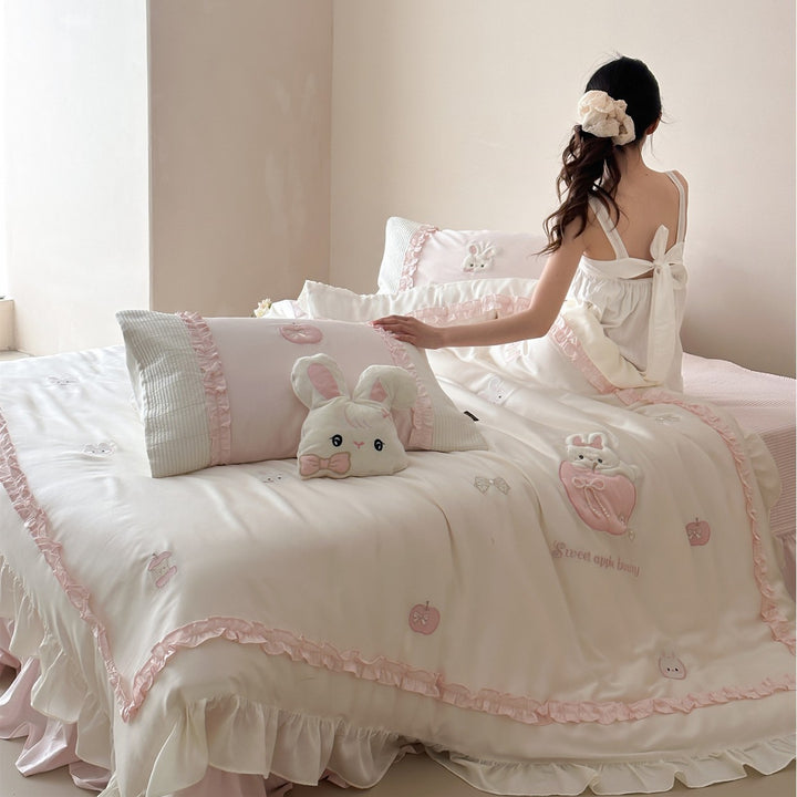 Rüschensatin-gefühlt Bunny Applikation Wendebettbezug Set mit dekorativem Euro-Kissenbezug und plüschigem Akzentkissen