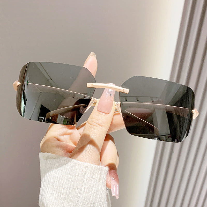 Damen modische quadratische Sonnenbrille mit verziertem Metallrahmen Karnz
