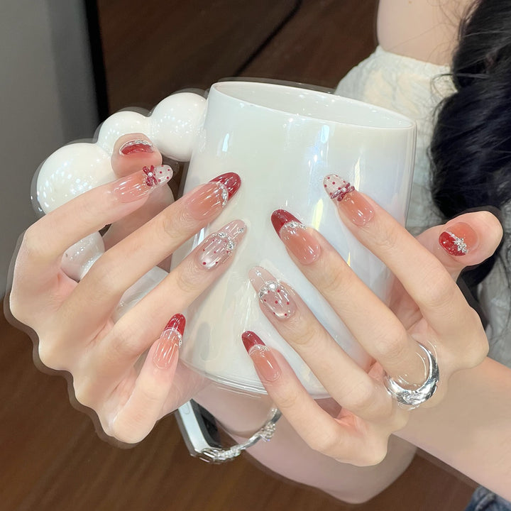 Künstlerische Stiletto-Nagelverzierungen mit dekorativen Akzenten