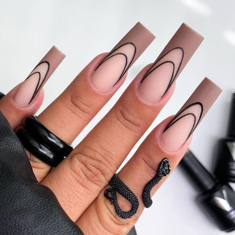Glamouröse Kunstnägel im modernen Look Karnz