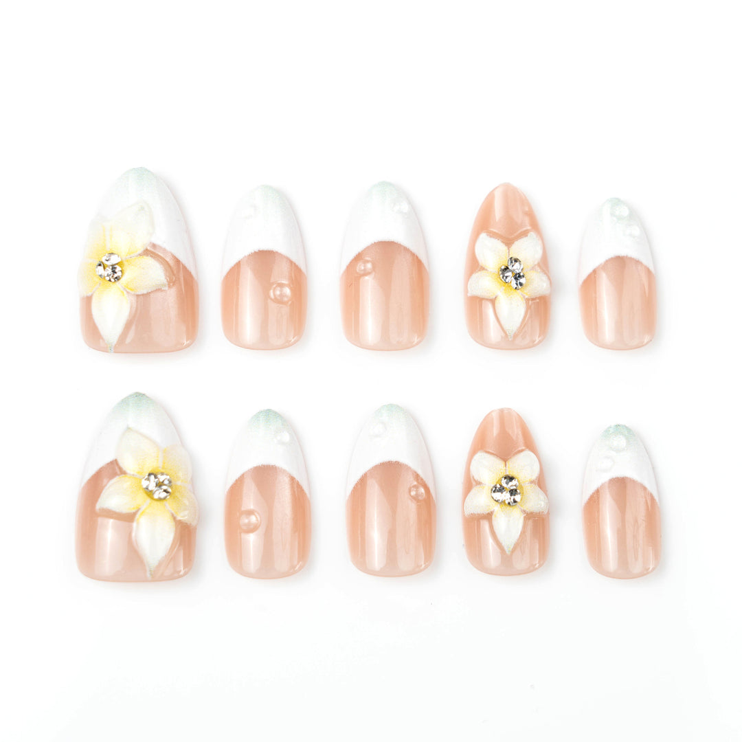Kunstnagelset mit eleganten floralem Design Karnz