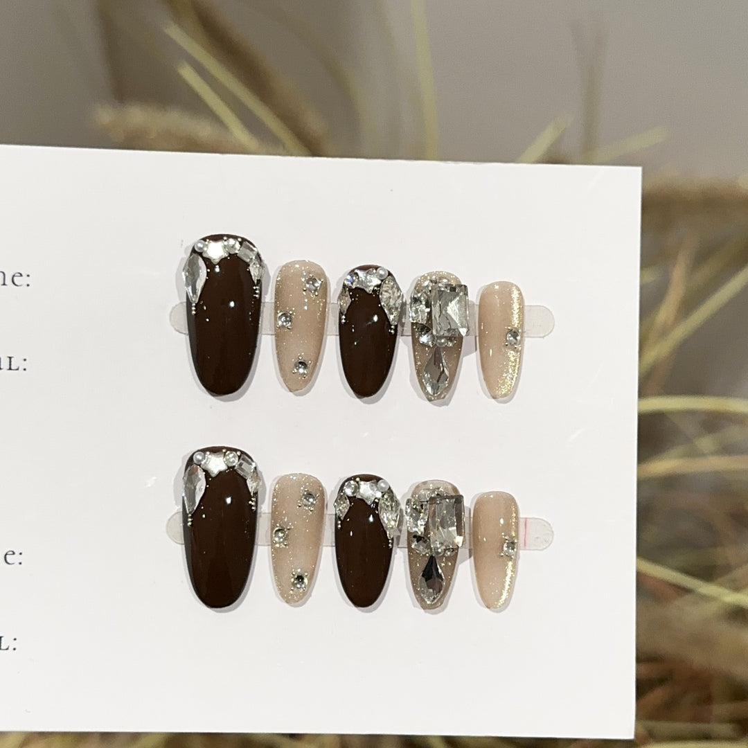 Stylisches Press-On Nagelkunst Set mit Kristallakzenten