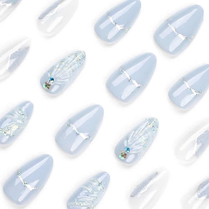 Kunstvolle Stiletto-Nägel mit eleganten Glitzer- und floralem Design Karnz