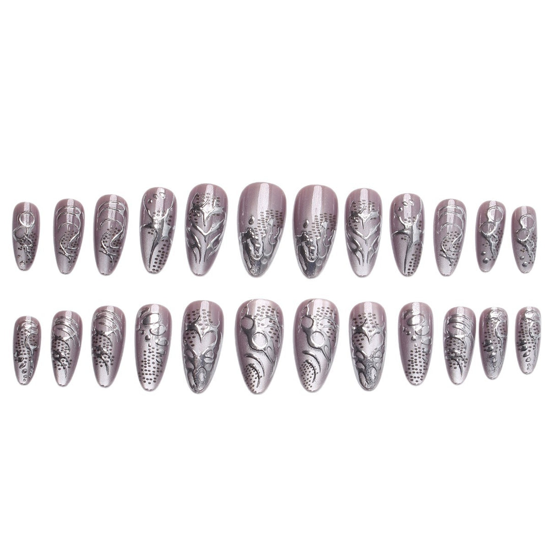 Kunstnagelset mit extravaganten 3D-Designs und glamourösen Verzierungen Karnz