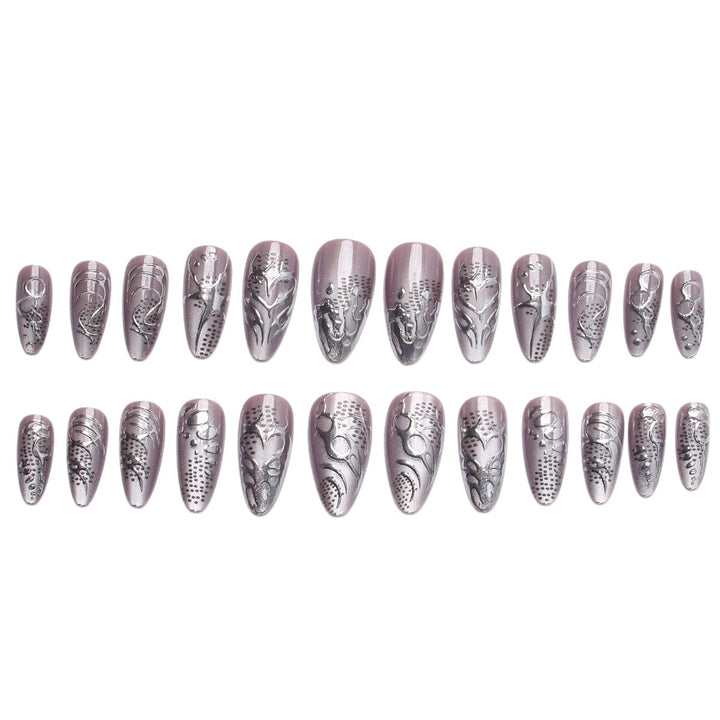 Kunstnagelset mit extravaganten 3D-Designs und glamourösen Verzierungen Karnz