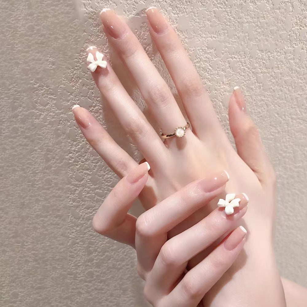 Elegante Kunstnägel mit floralen Akzenten Karnz