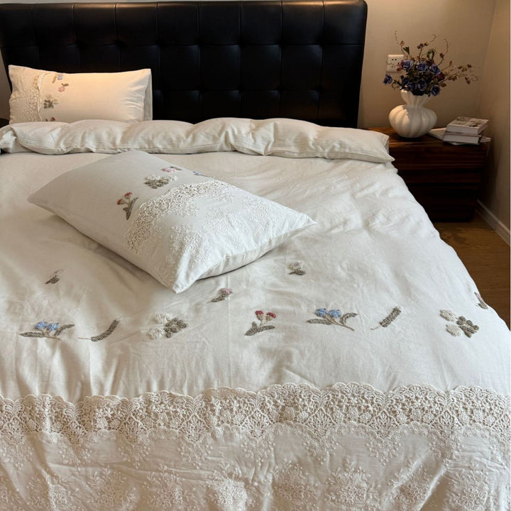 Hochwertige Bettwäschegarnitur im Vintage-Look mit Spitzenbordüre und feiner Blumenstickerei