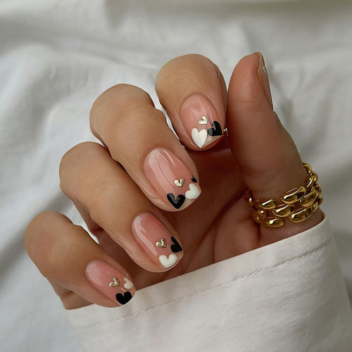Kreatives Kunstnagelset mit romantischen Herzdesigns Karnz