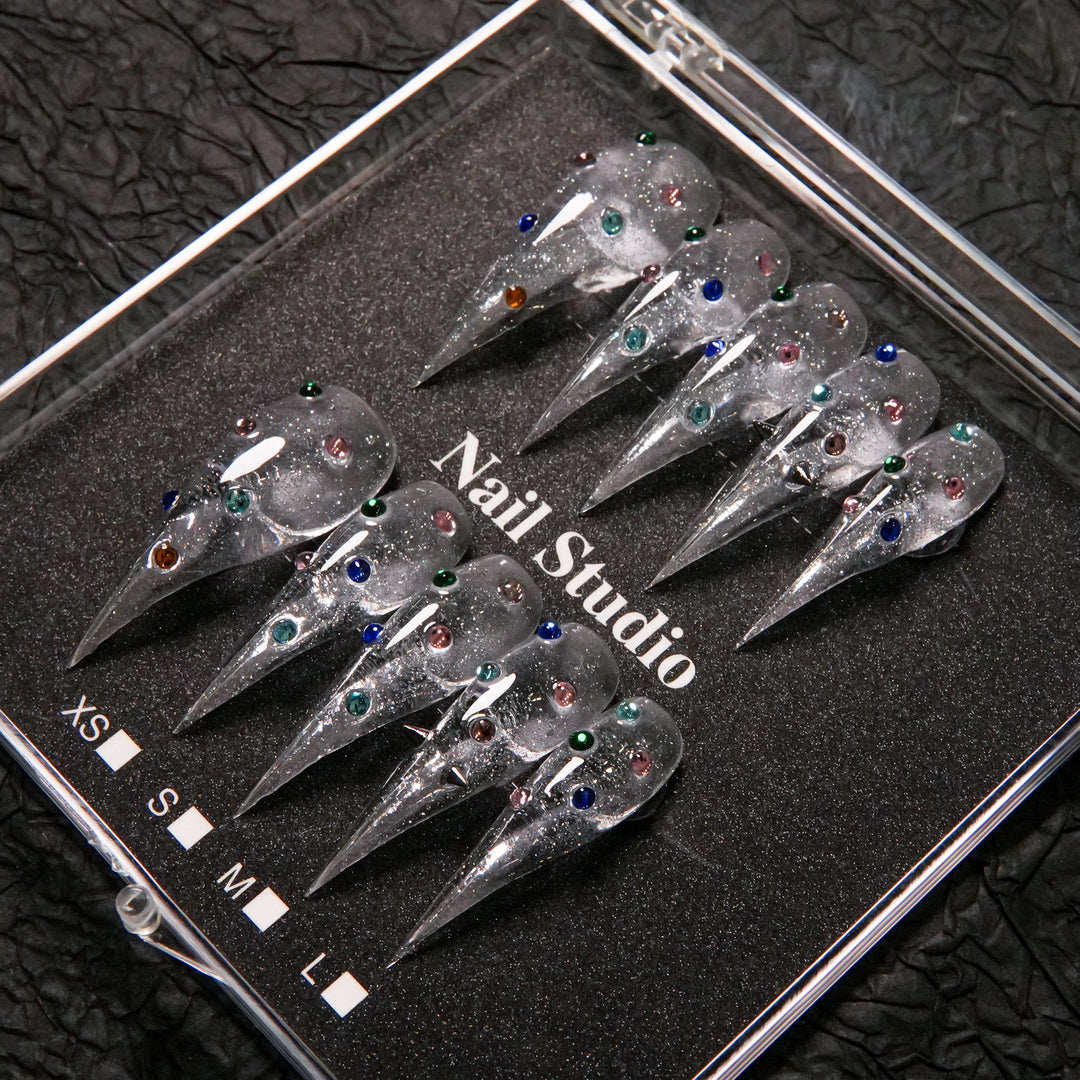 Elegante Stiletto Press-On Nagelspitzen mit Schmuckakzenten