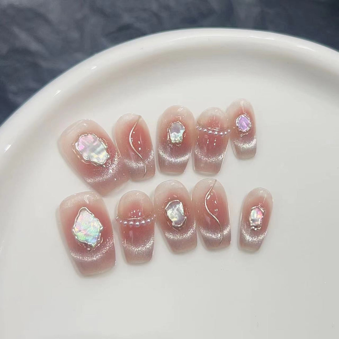 Dekorative Press-On Nagelkollektion mit Edelsteinakzenten Karnz