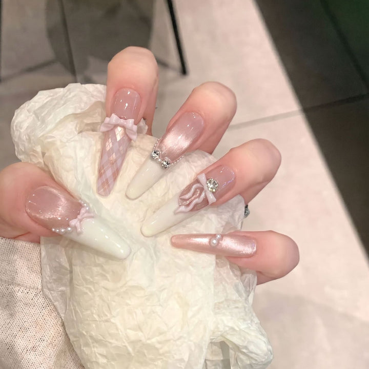 Elegantes Stiletto Presse-Nagel-Set mit dekorativem Schleifen- und Edelsteinakzenten Karnz
