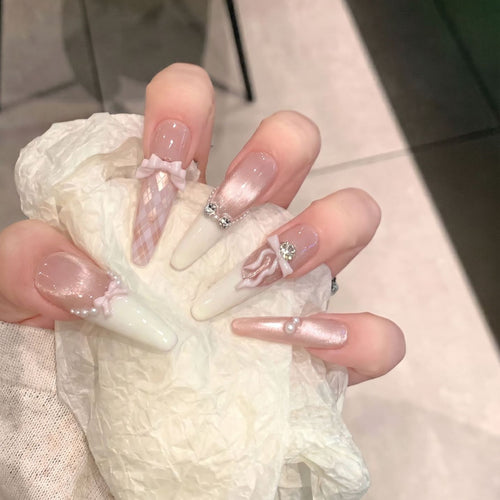 Elegantes Stiletto Presse-Nagel-Set mit dekorativem Schleifen- und Edelsteinakzenten Karnz