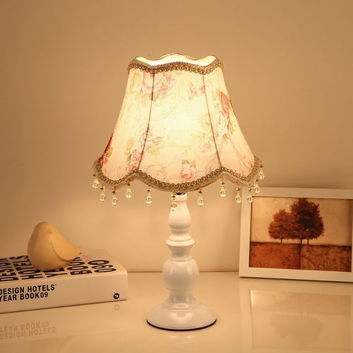 Zeitgenössische Nachttischlampe