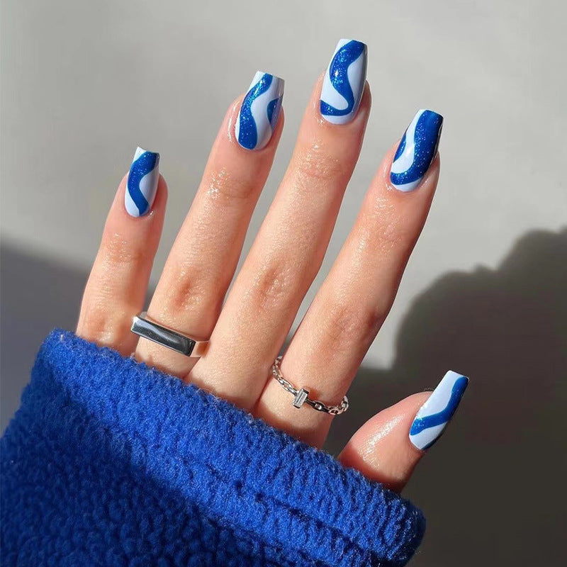 Kunstvolle Nagelverlängerungen mit elegantem Blattmuster Karnz