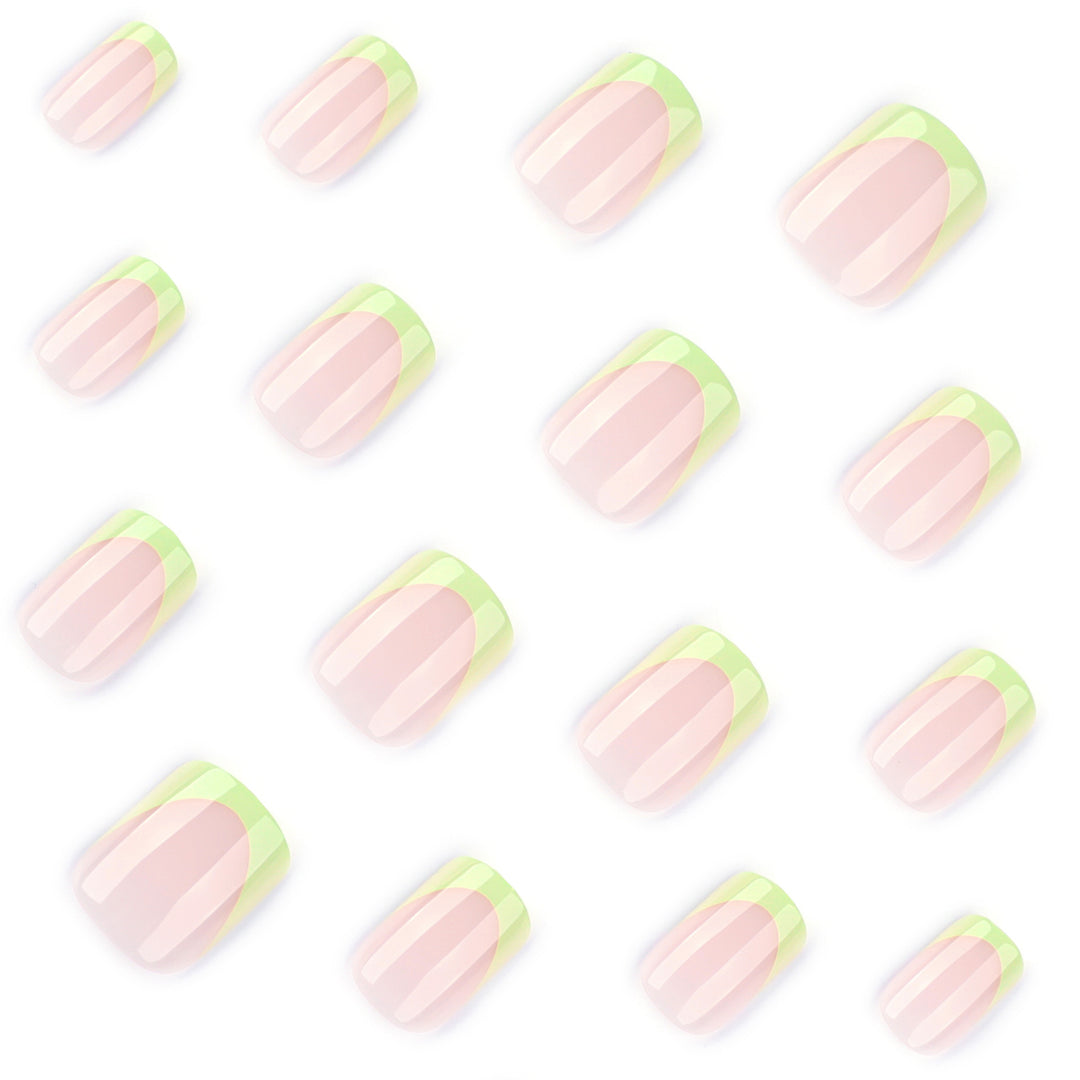 Elegante Nagelkunst mit Farbverlauf und Glitzerakzenten Karnz