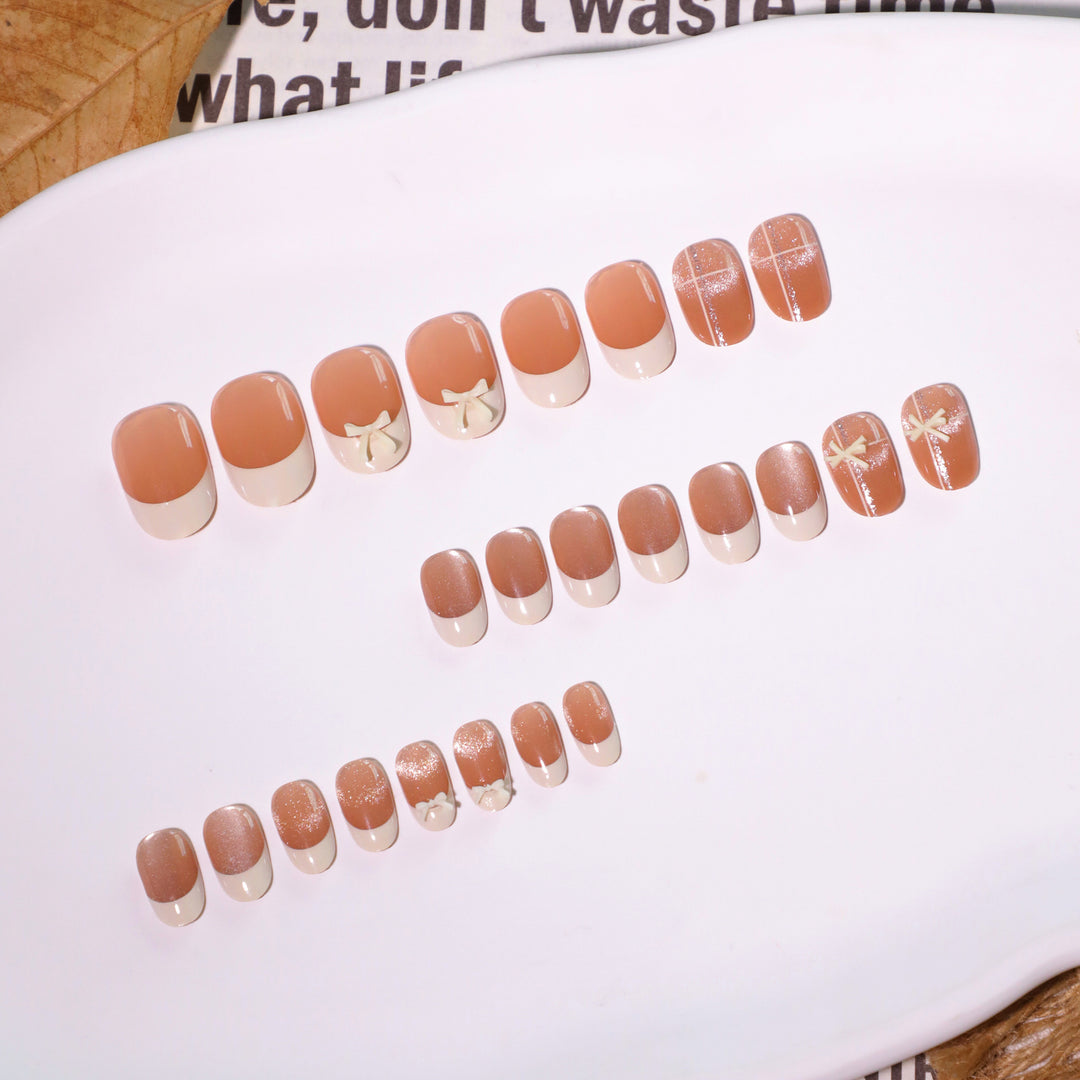 Elegante Kunstnailart mit zarten Blütenmotiven Karnz