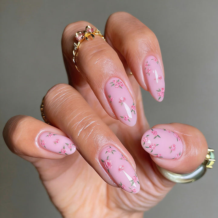 Kunstnagelset mit elegantem French-Tipp und schimmernden Akzenten Karnz