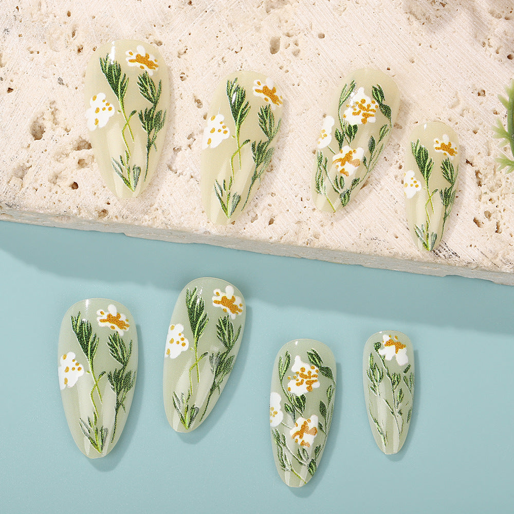 Handgemachte Kunstnägel mit floralen Akzenten Karnz