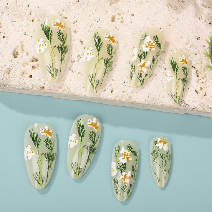 Handgemachte Kunstnägel mit floralen Akzenten Karnz