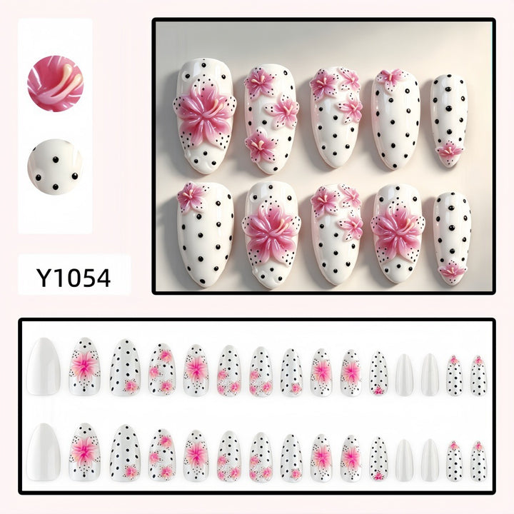Kunstnagelset mit floralen Akzenten und Polka-Dots Karnz