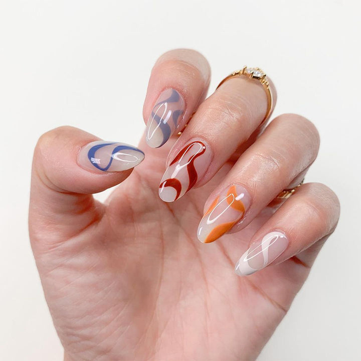 Kunstvolle Nagelkunst mit abstrakten Designs Karnz
